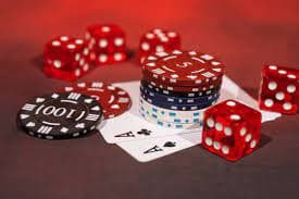 Antarmuka permainan Gaple Online di 99 macan menampilkan meja pemain dengan kartu domino